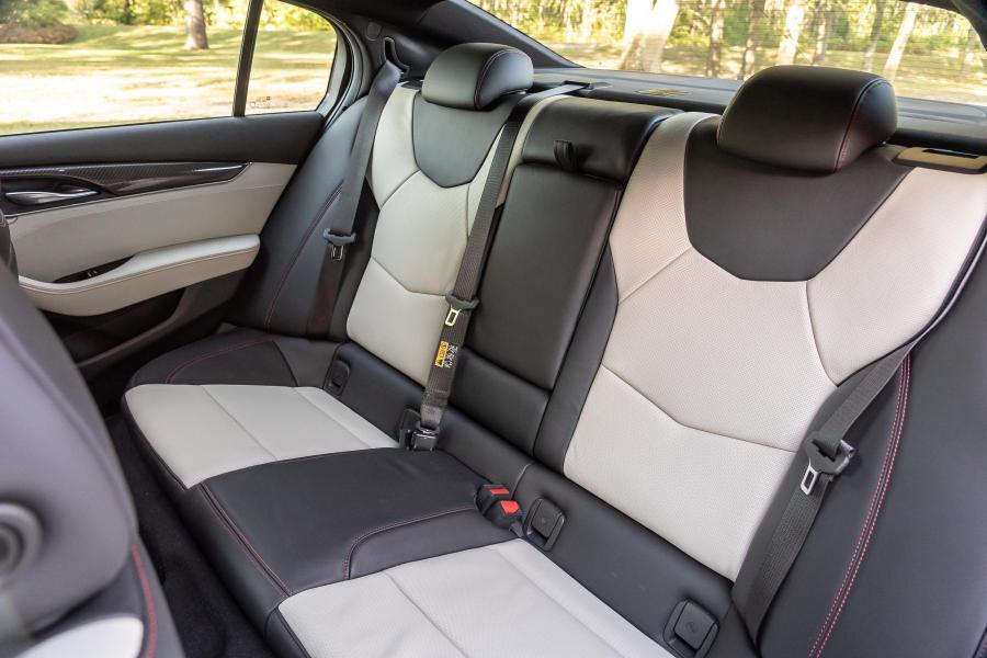 Интерьер Cadillac CT5 350T 2019 года  (фото 36 из 40)